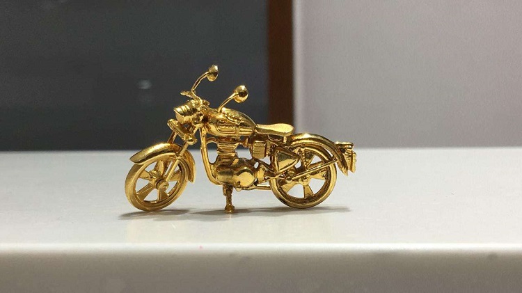 Contoh miniatur motor yang terbuat dari emas, Sumber: dirums.com
