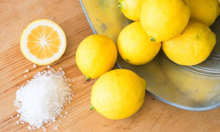 Menggunakan lemon dan garam, Sumber: liputan6.com