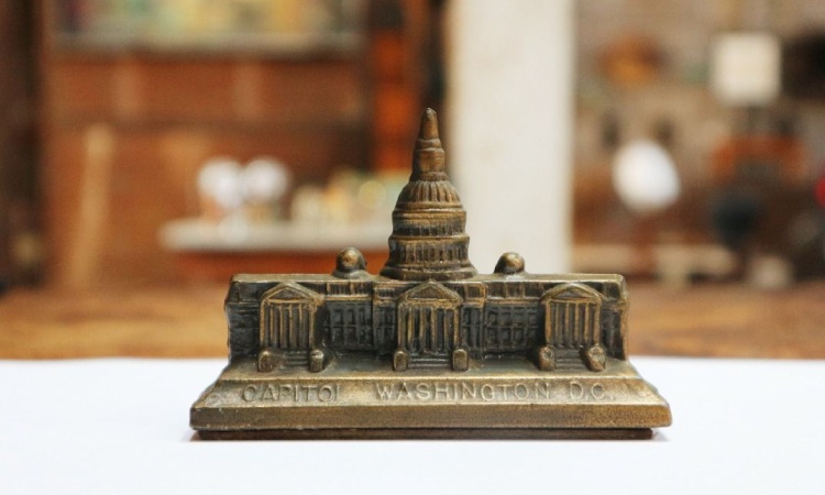 Souvenir miniatur, Sumber: karousell.com