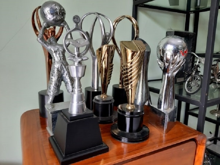 Berbagai model piala logam dari Wiroto Craft, Sumber: wirotocraft.com