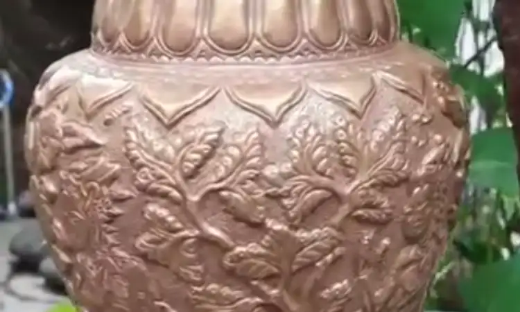 Vas tembaga ukir, Sumber: instagram.com