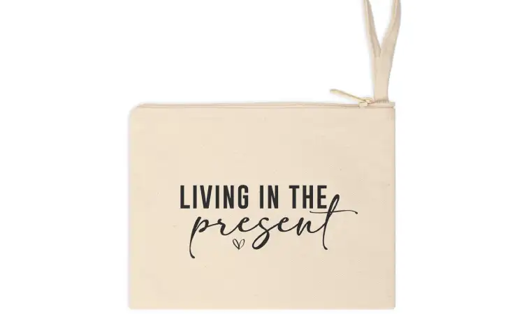 Desain pouch dengan quotes, Sumber: etsy.com