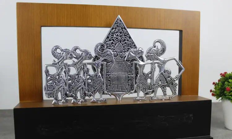 Miniatur wayang dari logam, Sumber: dok pribadi