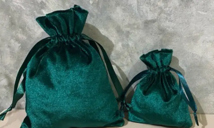 Pouch bahan beludru, Sumber: lazada.co.id