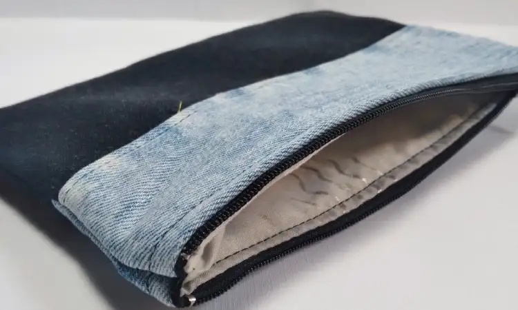 Pouch denim, Sumber: karousell.com