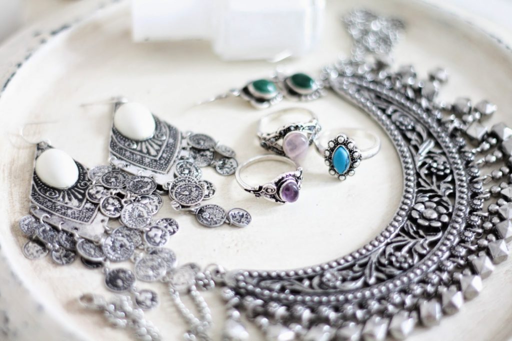 Kerajinan perak berbentuk perhiasan. Sumber: ksmtour.com