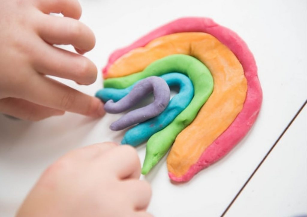 Mainan Play-doh sebagai souvenir ultah. Sumber: ruparupa.com