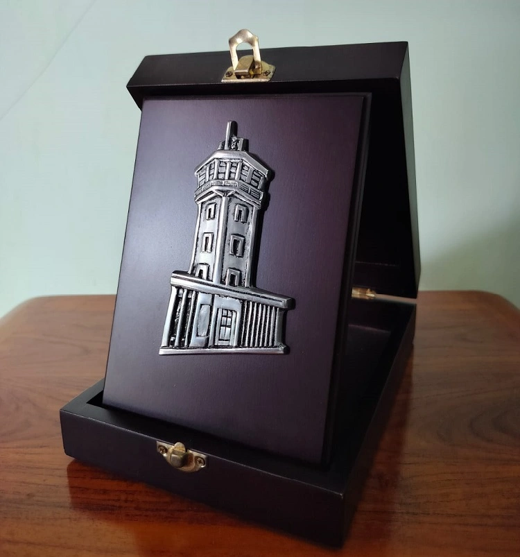 Contoh souvenir berupa plakat, Sumber: wirotocraft.com