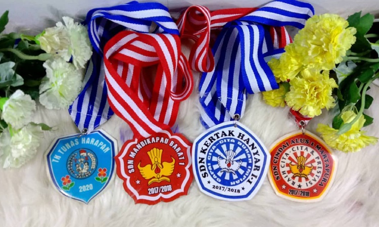 Medali kelulusan, Sumber: facebook.com
