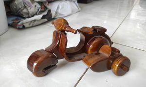 Miniatur vespa kayu, Sumber: shopee.co.id