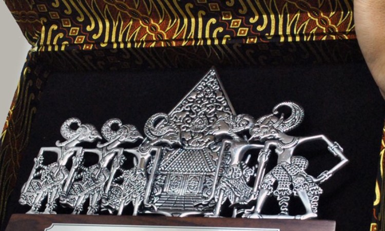 Souvenir wayang logam, Sumber: shopee.co.id