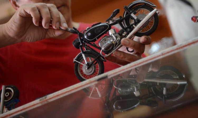 Langkah merakit miniatur motor, Sumber: kompas.com