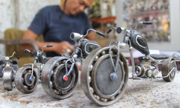 Miniatur motor besi, Sumber; antaranews.com