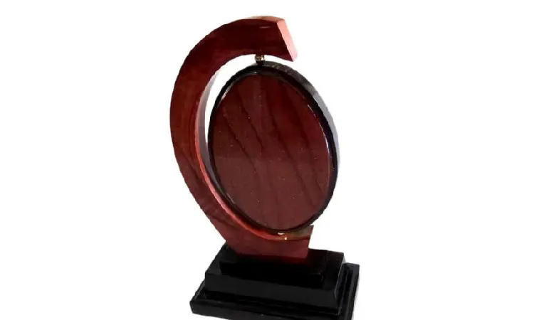 Plakat dari kayu, Sumber: ralali.id