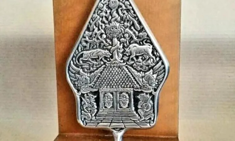 Plakat gunungan, Sumber: tokopedia.com