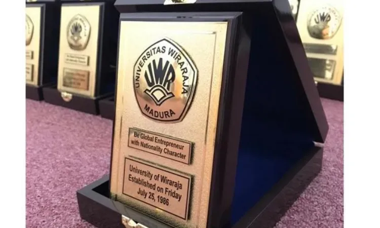 Plakat persegi, Sumber: tokopedia.com