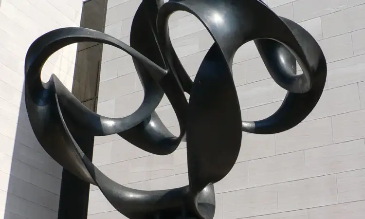 Patung abstrak, Sumber: wikipedia.com