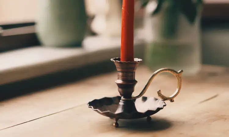 Wadah lilin dari logam, Sumber: pexels.com